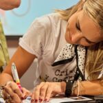 Alba Carrillo Instagram – Intentaré explicar lo que vivimos ayer.
Primero nervios, muchos nervios.
¿Vendrá gente? ¿Lo haremos bien? ¿Estaremos a la altura del reconocimiento que se nos ha dado (50 mejores podcast de 2024 según la revista @forbes_es)
La respuesta fue SÍ A TODO.
Una sala abarrotada, estuvimos más que de sobra a la altura, incluso por encima de lo que pensábamos y creo que es la vez que mejor me lo he pasado haciendo mi trabajo.
Y es que esto llega un momento en el que deja ser una ocupación a transformarse en un placer.
La culpa de todo la tiene @albacarrillooficial, la que empezó como una compañera y ahora es una amiga. Podría hacer esta misma actividad con muchísima gente, pero nadie sería esa pieza FUNDAMENTAL que encaja al 102% conmigo y que hace que seamos uno sobre el escenario. Alba, contigo al infinito, lo tengo claro. Gracias por esa ilusión, ese desparpajo y ese curro de horas diarias que le metes a nuestro proyecto, sin ti estaría muy perdido y esto no tendría valor alguno.
Cómo no, gracias infinitas también a @sarustica y @danierreme, las otras dos patas de la mesa. No subo la foto porque os tengo un post reservado esta semana. No diré más, pero sin vosotros esto no existe.
Y por supuesto a @subterfugeradio, @carlosgalan y @estacionpodcast por brindarnos esta oportunidad.
Sigo en mi nube. Os juro que habrá novedades y sorpresas MUY MUY GRANDES.
Y cómo no, a esas personas que siempre están ahí y nos apoyan incondicionalmente (@tiffani_guarch, @lascositasdemarit, @luciarpjoficial y nuestros hijos. Os queremos mucho, infinitísimo)
Gracias a todos porque @crimenycarrillo es gracias a vosotros.