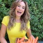 Alejandra Fosalba Instagram - PROBANDO RECETAS DE PAN 🥕Pan de zanahorias Comparto esta receta con muy pocos ingredientes pero el resultado es delicioso. Hay que tostarlo creo yo , a mi me gustó más así. RECETA 🥕 250 g zanahoria cruda 🥕80g de harina de almendras 🥕2 huevos 🥕Un poco de sal 🥕Un poco de orégano 🥕Precalienta el horno a 180* Calcula el grosor de tus rebanadas al extenderlo en la bandeja para que puedas abrirlo. Hornea 25-30 min. aprox Deja enfriar antes de cortar y haz tu sandwich con cualquier tipo de queso queda increíble. Yo le puse además pechuga de pavo. Me cuentan
