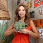 Alejandra Fosalba Instagram – PROBANDO RECETAS DE PAN 

🟠Pan de Brócoli
Comparto esta receta que me gusto mucho, es curioso un pan de brócoli y si, tiene mucho olor a brócoli , a pesar de eso es muy rico …quien se atreve?

⭐️RECETA

-8 cucharadas de brócoli crudo rayado ( medio brócoli aprox)
-4 huevos medianos
– 4 cucharadas de harina de tu preferencia (avena, garbanzo, quinoa, almendras)yo use de almendras.
– 1 cucharadita de Polvo de hornear.
– 2 cucharadas de aceite de oliva
– 1/2 cucharita de sal 
-Semillas que tengas.Yo use chía,calabaza y linaza.
-1 molde rectangular para horno con papel mantequilla.
Revolver todos los ingredientes hasta que se integren bien.
Vierte la mezcla en el molde y al horno por 15 minutos a 180° aprox.
Se cocina muy rápido.
Me cuentan.
Cariños