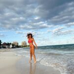 Alejandra Fosalba Instagram - ⭐️ Comparto postales del recuerdo playeras para días fríos y lluviosos. Estás fotitos me las tomaron las niñas en un atardecer de Febrero. Estábamos de vacaciones 🙌🏻