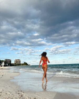 Alejandra Fosalba Instagram - ⭐️ Comparto postales del recuerdo  playeras para días fríos y lluviosos. 
Estás fotitos me las tomaron las niñas en un atardecer de Febrero. Estábamos de vacaciones 🙌🏻