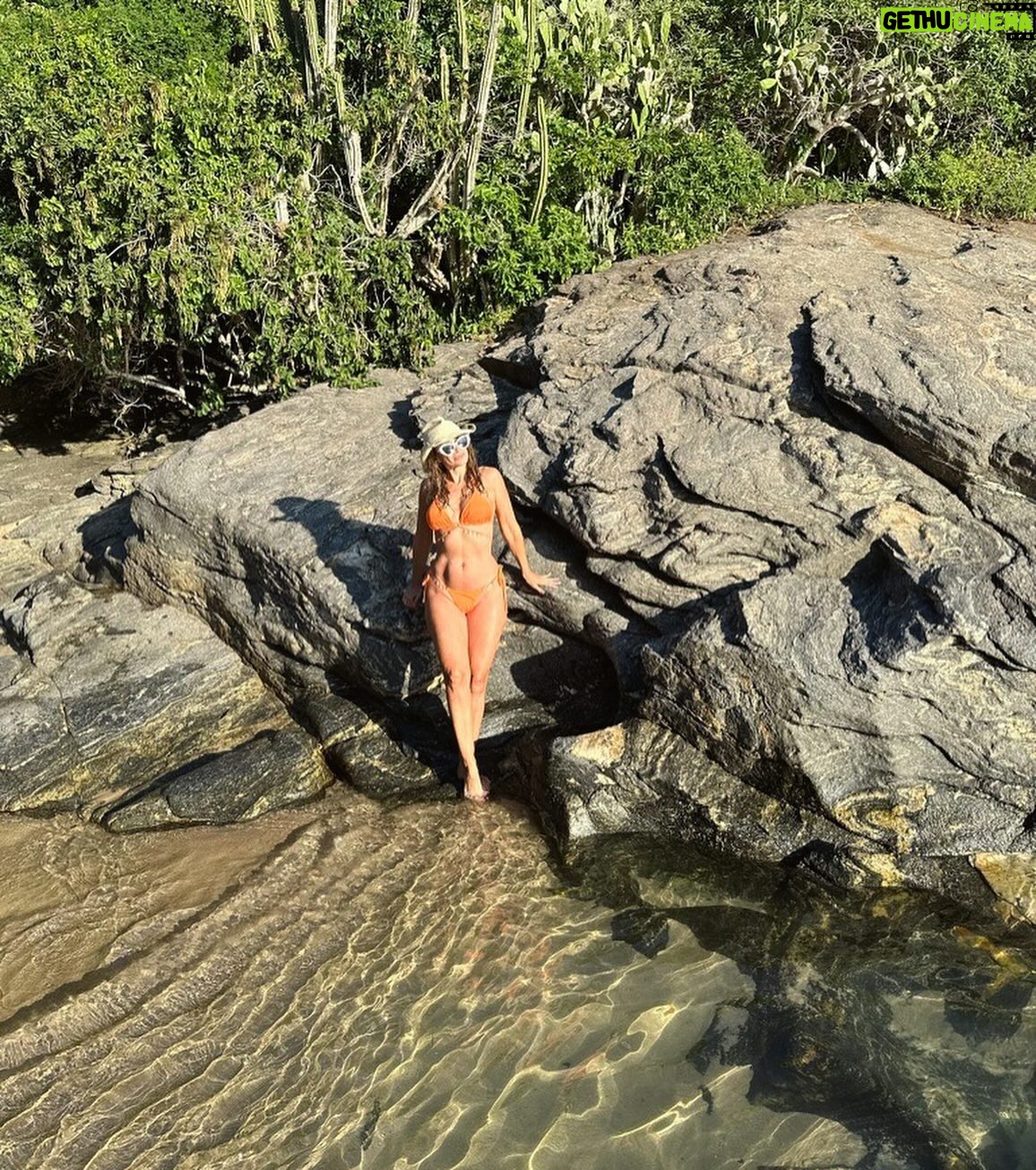 Alejandra Fosalba Instagram - Praia Do Forno ☀️ una de las 23 playas de Buzios. Por aquí el tiempo esta hermoso con máximas de 26* y el agua templada deliciosa. Dias de amigas, conversaciones,risas y paseos. Cariños Fotógrafa @katynaactriz