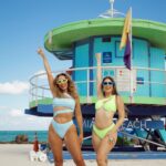 Alejandra Fosalba Instagram - ¡Qué soñado el @riuplazamiamibeach ! 🩷 Siempre que necesitamos descansar y disfrutar elegimos este hermoso hotel en #MiamiBeach 🏨 Está a pasos de la playa, tiene una piscina increíble, sus habitaciones son muy cómodas y con vista al mar 🌊🫶, el desayuno y la cena BUFFET son de otro planeta 🌍 , y si quieres tomar un buen trago, tienen cocktelería de autor 🥂¡WOW! Y la atención ¡Ufff! Te hacen sentir en casa pero estando de vacaciones🌸 ¡No nos queremos ir! 😅