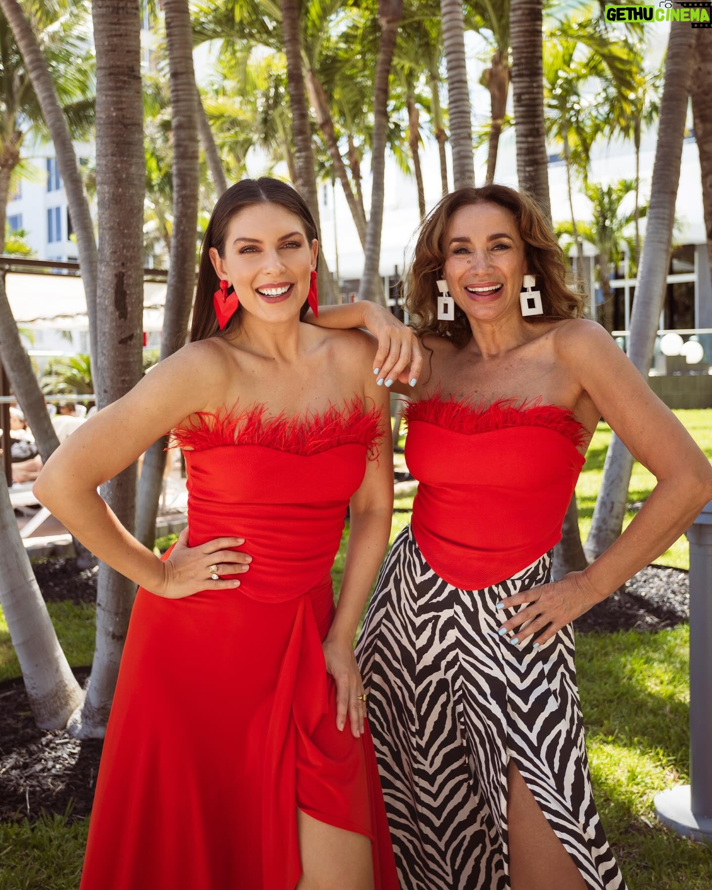 Alejandra Fosalba Instagram - Así de felices estamos cada vez que disfrutamos del @riuplazamiamibeach en #MiamiBeach 🏨🏖️ Y es que este hotel es increíble 😍¡Perfecto para relajarnos y disfrutar de todas sus comodidades! Su desayuno y cena BUFFET es increíblemente rica y los tragos ¡UFF! 🍲 🥂 sus habitaciones con vista al mar son muy cómodas y su piscina maravillosa 🏊♀️ ¡Déjenos vivir aquí por favor! 🙏😜