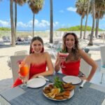Alejandra Fosalba Instagram - Así de felices estamos cada vez que disfrutamos del @riuplazamiamibeach en #MiamiBeach 🏨🏖️ Y es que este hotel es increíble 😍¡Perfecto para relajarnos y disfrutar de todas sus comodidades! Su desayuno y cena BUFFET es increíblemente rica y los tragos ¡UFF! 🍲 🥂 sus habitaciones con vista al mar son muy cómodas y su piscina maravillosa 🏊‍♀️ ¡Déjenos vivir aquí por favor! 🙏😜
