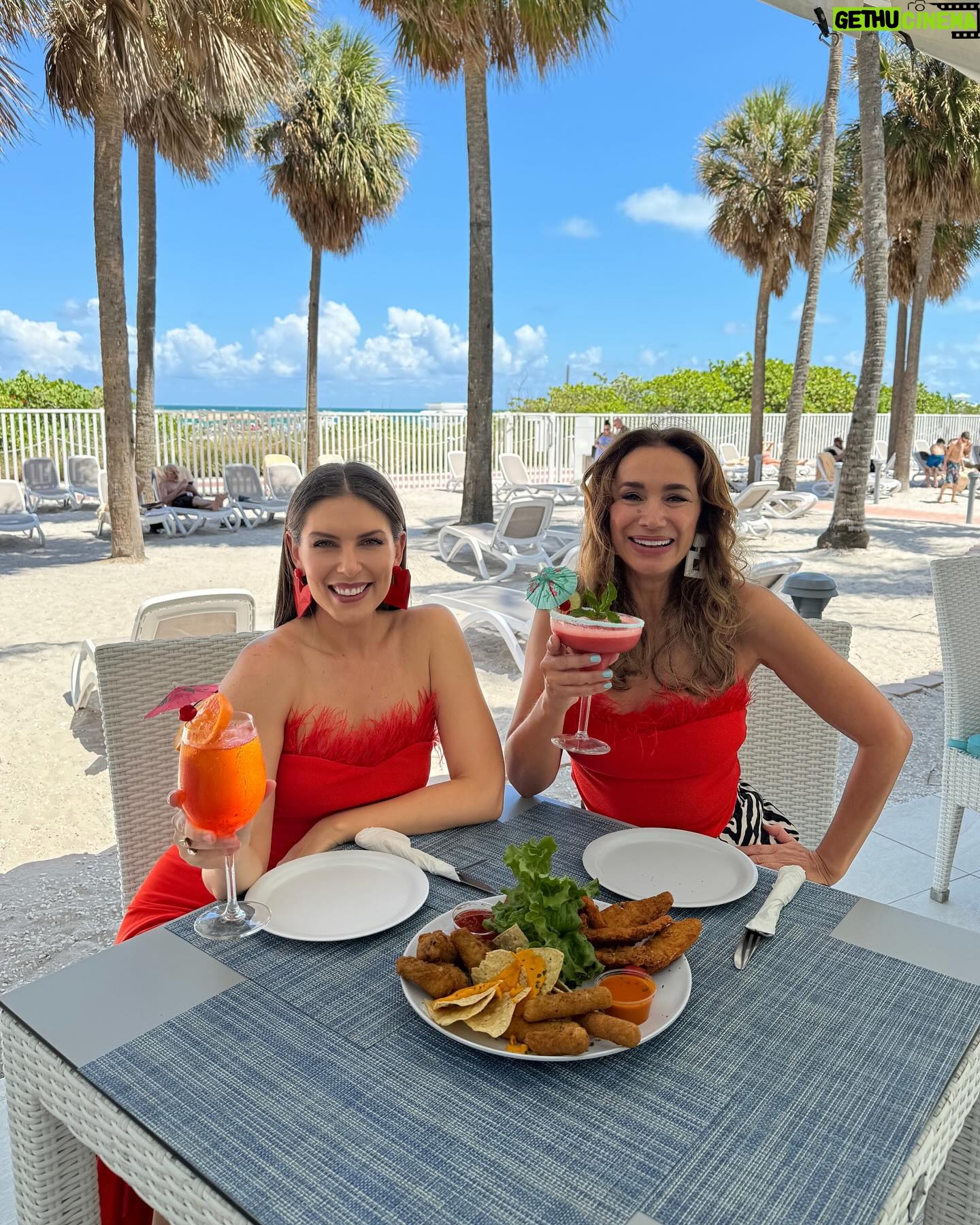 Alejandra Fosalba Instagram - Así de felices estamos cada vez que disfrutamos del @riuplazamiamibeach en #MiamiBeach 🏨🏖️ Y es que este hotel es increíble 😍¡Perfecto para relajarnos y disfrutar de todas sus comodidades! Su desayuno y cena BUFFET es increíblemente rica y los tragos ¡UFF! 🍲 🥂 sus habitaciones con vista al mar son muy cómodas y su piscina maravillosa 🏊♀️ ¡Déjenos vivir aquí por favor! 🙏😜