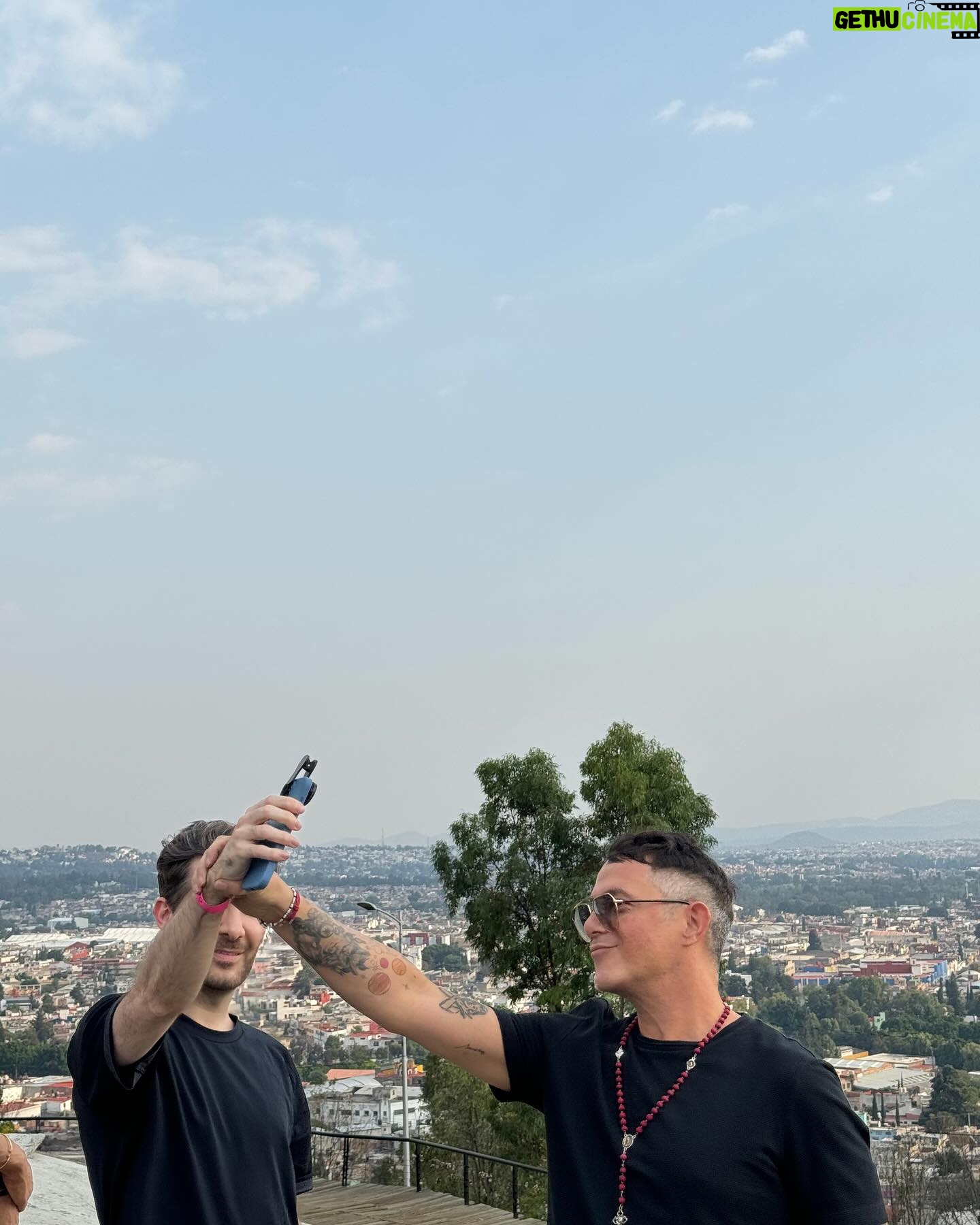 Alejandro Sanz Instagram - Qué bonito es volver, de dónde nunca me fui. Y si mañana me voy, una parte de mi yo, se queda aquí. Y un pedacito de ti, siempre va conmigo. Y así es como resumo mi historia de amor con mi México, eterna y bella 🥷❤️
