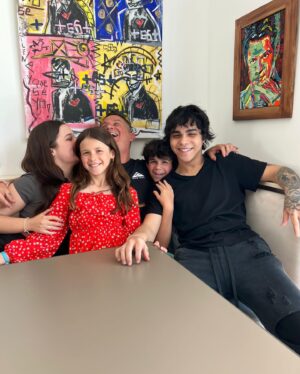 Alejandro Sanz Instagram - De niño me encantaban los tres mosqueteros. Pero sólo ahora, soy consciente de que cada día, con ellos, pongo en práctica: “Uno para todos y todos para uno”. No somos tres, somos cinco, y el equilibrio es aún más perfecto. Así acabo mi abril: en familia, pensando en los conciertos que vienen en mayo y de banda sonora a mi Shaki. 

Fdo: 🥷