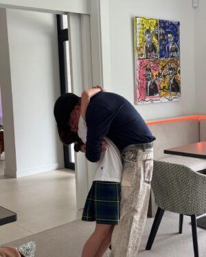 Alejandro Sanz Instagram - De niño me encantaban los tres mosqueteros. Pero sólo ahora, soy consciente de que cada día, con ellos, pongo en práctica: “Uno para todos y todos para uno”. No somos tres, somos cinco, y el equilibrio es aún más perfecto. Así acabo mi abril: en familia, pensando en los conciertos que vienen en mayo y de banda sonora a mi Shaki. 

Fdo: 🥷