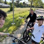 Alejandro Sanz Instagram - De niño me encantaban los tres mosqueteros. Pero sólo ahora, soy consciente de que cada día, con ellos, pongo en práctica: “Uno para todos y todos para uno”. No somos tres, somos cinco, y el equilibrio es aún más perfecto. Así acabo mi abril: en familia, pensando en los conciertos que vienen en mayo y de banda sonora a mi Shaki. Fdo: 🥷