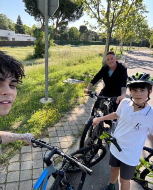 Alejandro Sanz Instagram - De niño me encantaban los tres mosqueteros. Pero sólo ahora, soy consciente de que cada día, con ellos, pongo en práctica: “Uno para todos y todos para uno”. No somos tres, somos cinco, y el equilibrio es aún más perfecto. Así acabo mi abril: en familia, pensando en los conciertos que vienen en mayo y de banda sonora a mi Shaki. 

Fdo: 🥷