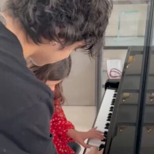 Alejandro Sanz Instagram - De niño me encantaban los tres mosqueteros. Pero sólo ahora, soy consciente de que cada día, con ellos, pongo en práctica: “Uno para todos y todos para uno”. No somos tres, somos cinco, y el equilibrio es aún más perfecto. Así acabo mi abril: en familia, pensando en los conciertos que vienen en mayo y de banda sonora a mi Shaki. 

Fdo: 🥷