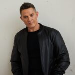 Alejandro Sanz Instagram - Los 100 años se celebran, y con música, mejor. El 18 de mayo ven conmigo al #Telefónica100Live en el Santiago Bernabéu 🙌🥷 @telefonica