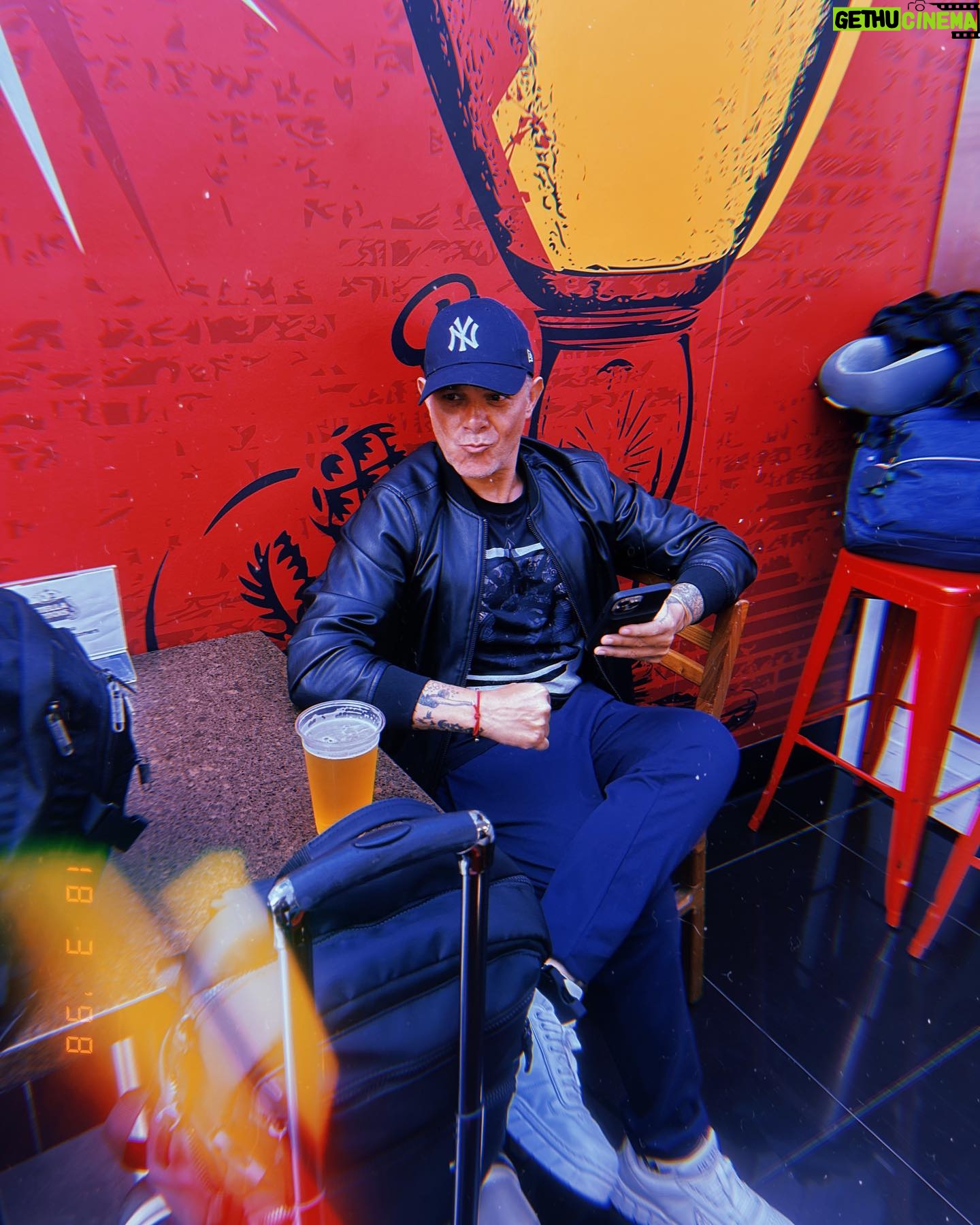 Alejandro Sanz Instagram - La primavera y sus versiones ☀️ 1. El caminante 2. El chef 3. El deportista 4. El camuflado 5. El chistoso 6. El amistoso 7. El relajado 8. El adelantado 9. El observador 10. El grafitero (celebrando los 19 años de La tortura) Sólo puede quedar uno… ¿Con cuál os quedáis? 🥷