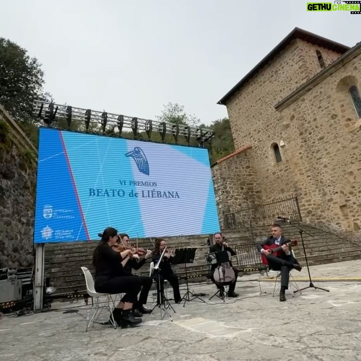 Alejandro Sanz Instagram - Qué regalo de día, de gente y de lugar. Belleza en cada rincón. Cantabria, gracias por el cariño, gracias por este galardón como Beato de Liébana ❤️🙏 Un agradecimiento sincero que late al ritmo de un corazón feliz 🥷