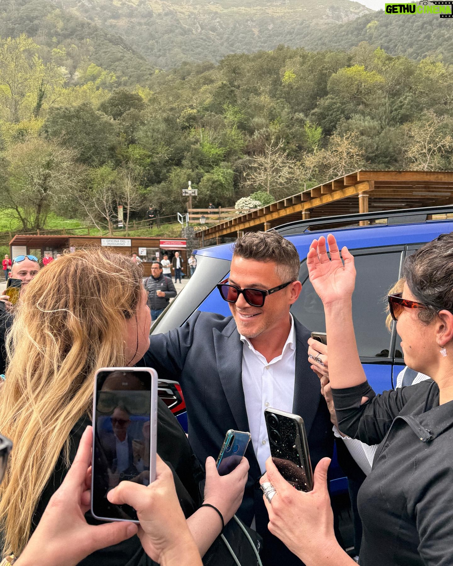 Alejandro Sanz Instagram - Qué regalo de día, de gente y de lugar. Belleza en cada rincón. Cantabria, gracias por el cariño, gracias por este galardón como Beato de Liébana ❤️🙏 Un agradecimiento sincero que late al ritmo de un corazón feliz 🥷