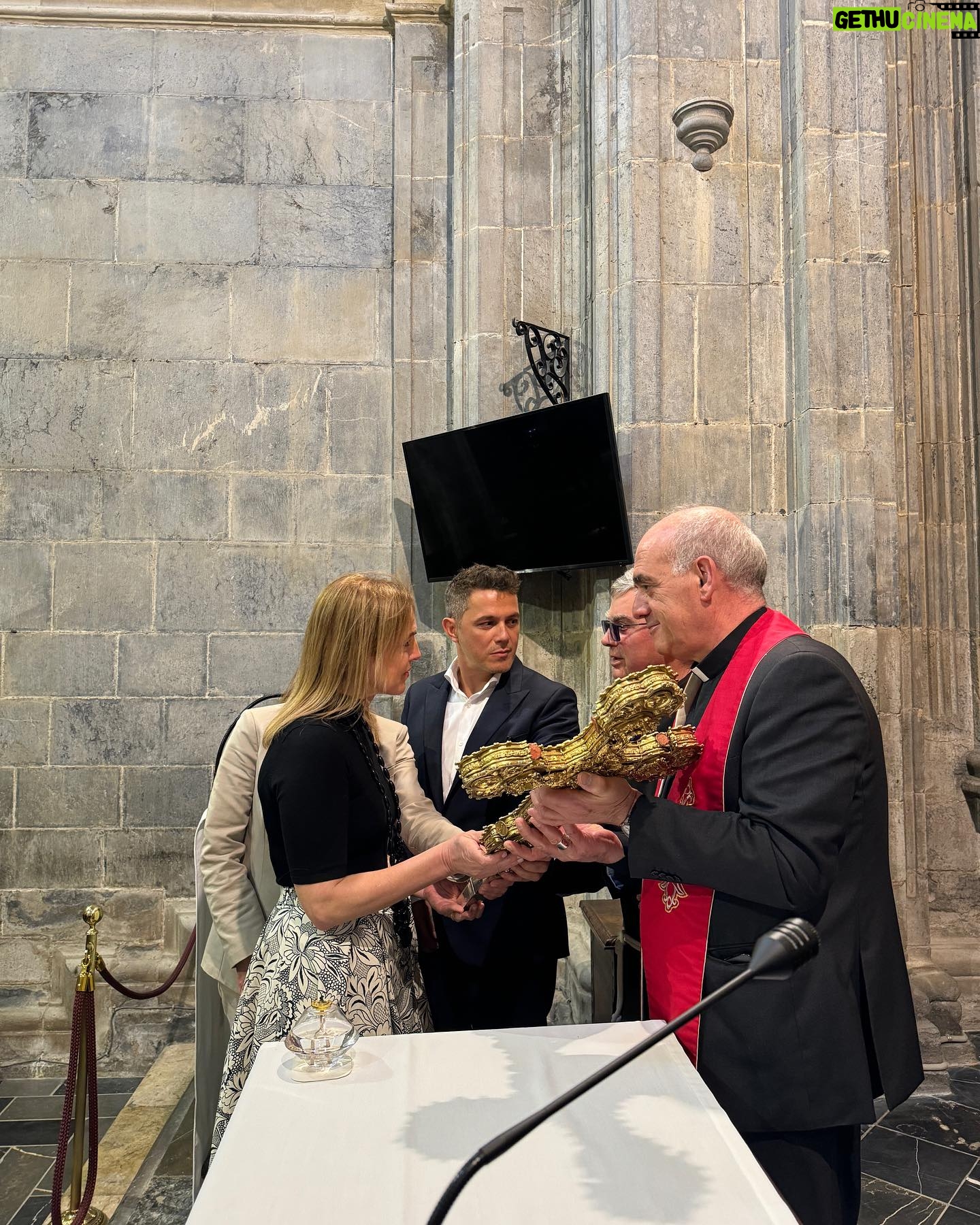 Alejandro Sanz Instagram - Qué regalo de día, de gente y de lugar. Belleza en cada rincón. Cantabria, gracias por el cariño, gracias por este galardón como Beato de Liébana ❤️🙏 Un agradecimiento sincero que late al ritmo de un corazón feliz 🥷
