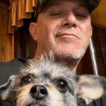 Alejandro Sanz Instagram - Todo queda en familia 1. Say guauuu 🐶 2. 4 1 ❤️ 3. Los verdaderos Peaky Blinders 😂😂 4. El buen vino. 5. El sonido de la belleza. 6. Todas las chimeneas cuentan historias. 7. El otro Peaky 🥷 8. De nombre: Fantástico 🐎 9. Llamadas entrantes e interesantes. 10. Poncho y a dormir 💤