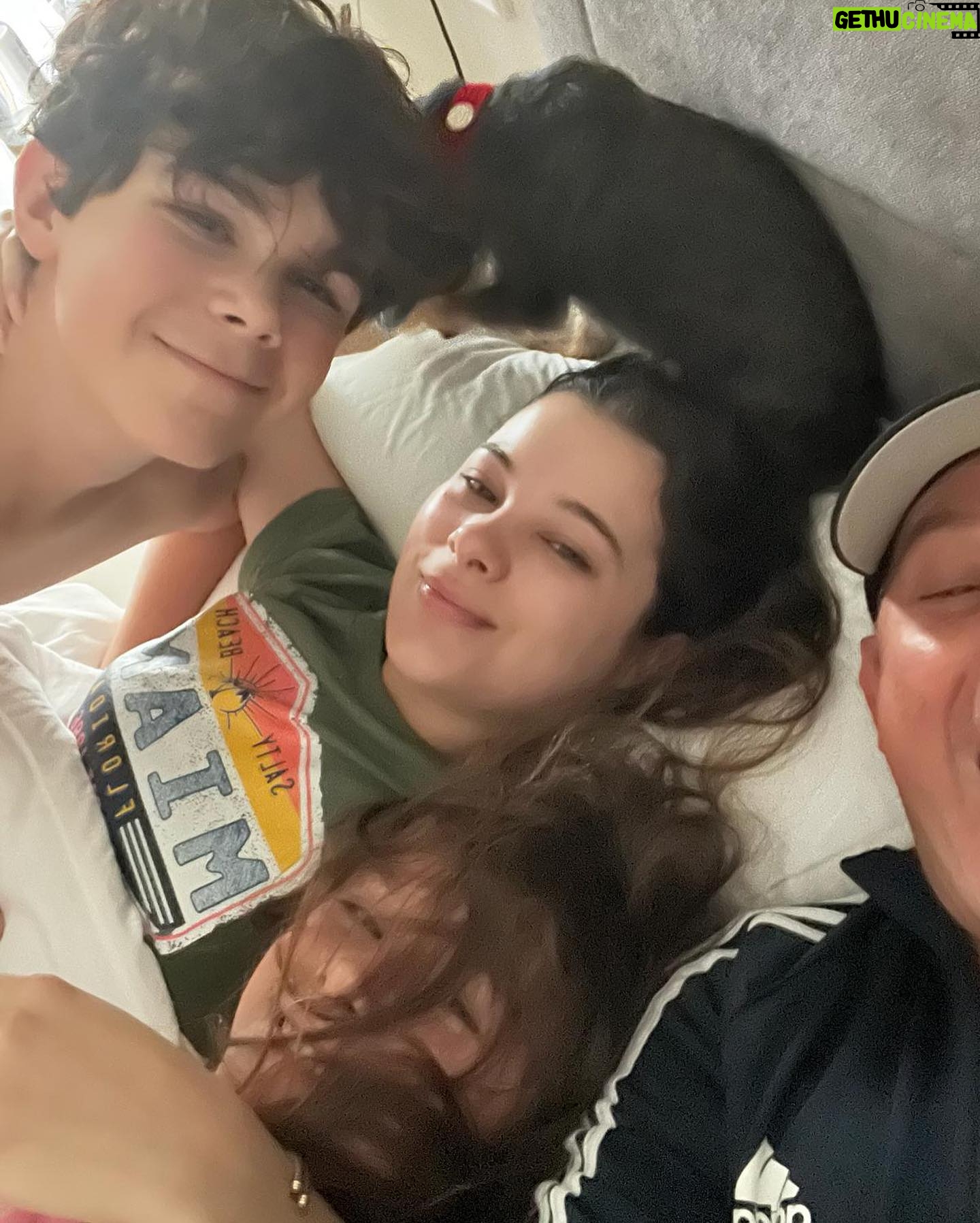 Alejandro Sanz Instagram - Todo queda en familia 1. Say guauuu 🐶 2. 4 1 ❤️ 3. Los verdaderos Peaky Blinders 😂😂 4. El buen vino. 5. El sonido de la belleza. 6. Todas las chimeneas cuentan historias. 7. El otro Peaky 🥷 8. De nombre: Fantástico 🐎 9. Llamadas entrantes e interesantes. 10. Poncho y a dormir 💤