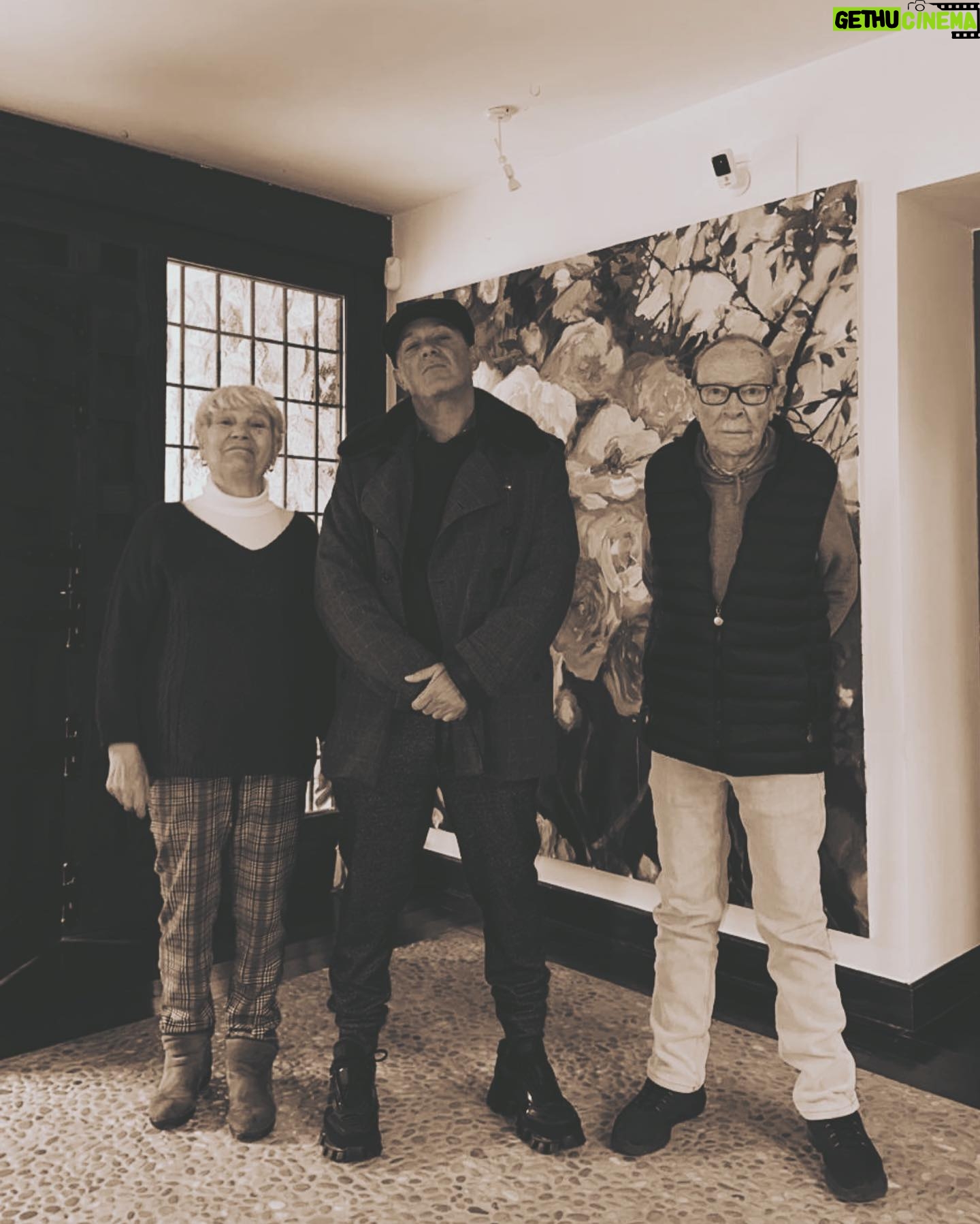 Alejandro Sanz Instagram - Todo queda en familia 1. Say guauuu 🐶 2. 4 1 ❤️ 3. Los verdaderos Peaky Blinders 😂😂 4. El buen vino. 5. El sonido de la belleza. 6. Todas las chimeneas cuentan historias. 7. El otro Peaky 🥷 8. De nombre: Fantástico 🐎 9. Llamadas entrantes e interesantes. 10. Poncho y a dormir 💤
