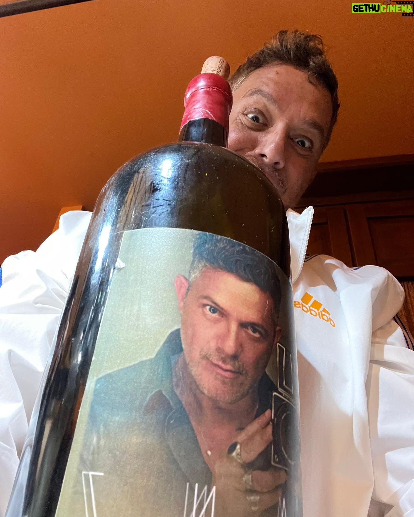 Alejandro Sanz Instagram - Todo queda en familia 1. Say guauuu 🐶 2. 4 1 ❤️ 3. Los verdaderos Peaky Blinders 😂😂 4. El buen vino. 5. El sonido de la belleza. 6. Todas las chimeneas cuentan historias. 7. El otro Peaky 🥷 8. De nombre: Fantástico 🐎 9. Llamadas entrantes e interesantes. 10. Poncho y a dormir 💤