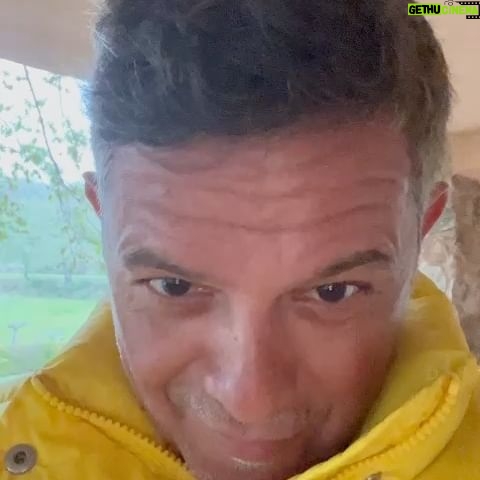 Alejandro Sanz Instagram - Todo queda en familia 1. Say guauuu 🐶 2. 4 1 ❤️ 3. Los verdaderos Peaky Blinders 😂😂 4. El buen vino. 5. El sonido de la belleza. 6. Todas las chimeneas cuentan historias. 7. El otro Peaky 🥷 8. De nombre: Fantástico 🐎 9. Llamadas entrantes e interesantes. 10. Poncho y a dormir 💤