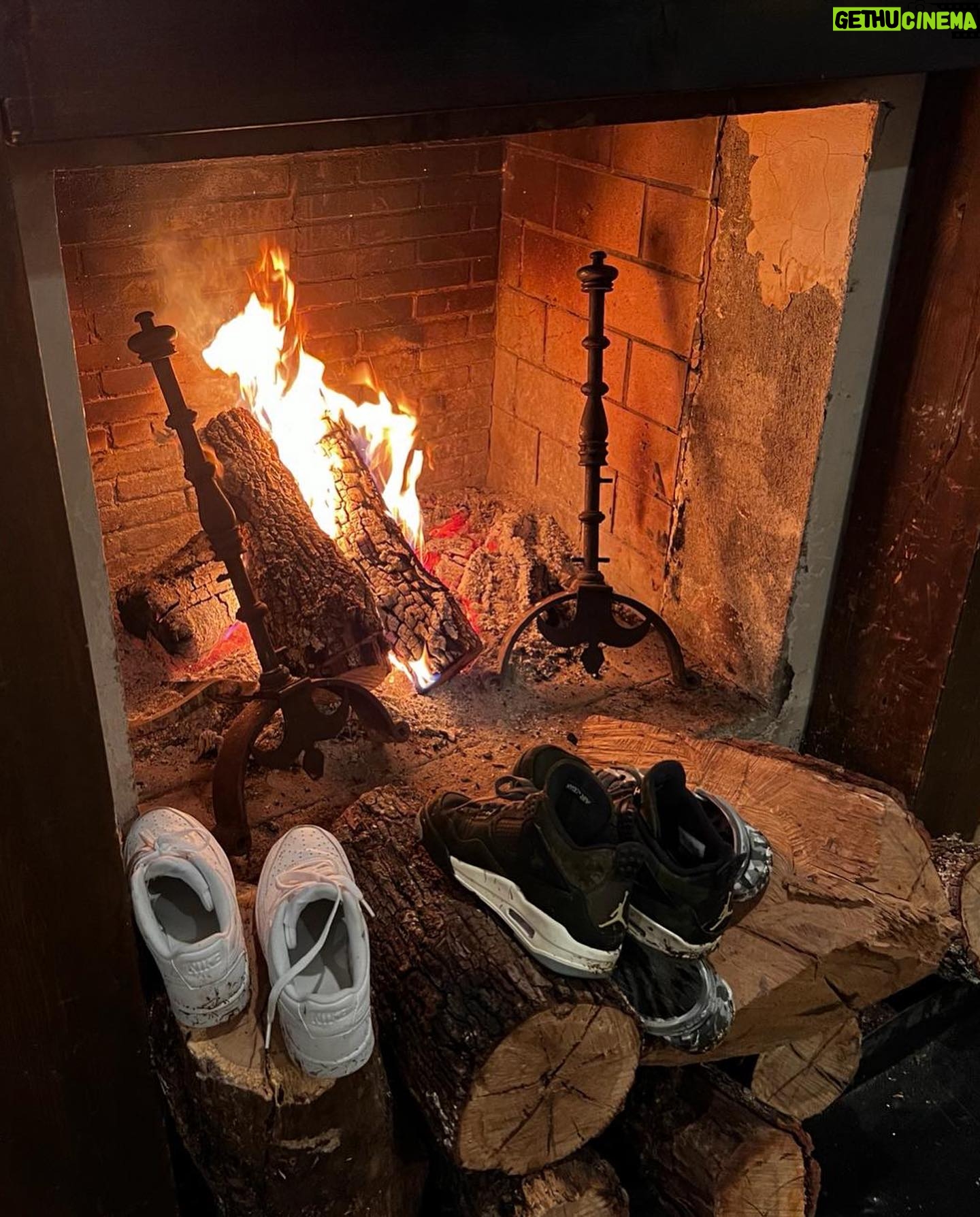 Alejandro Sanz Instagram - Todo queda en familia 1. Say guauuu 🐶 2. 4 1 ❤️ 3. Los verdaderos Peaky Blinders 😂😂 4. El buen vino. 5. El sonido de la belleza. 6. Todas las chimeneas cuentan historias. 7. El otro Peaky 🥷 8. De nombre: Fantástico 🐎 9. Llamadas entrantes e interesantes. 10. Poncho y a dormir 💤