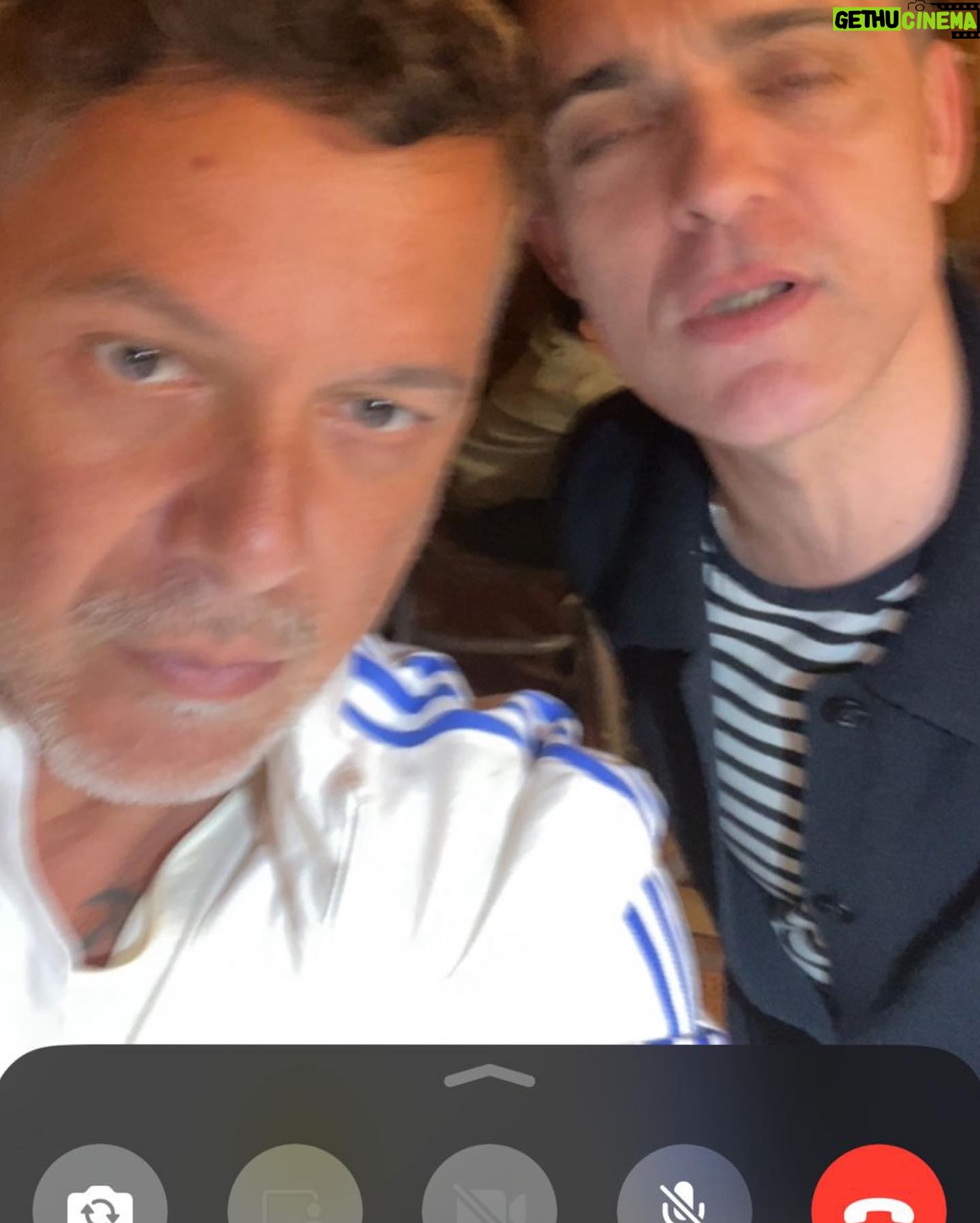 Alejandro Sanz Instagram - Todo queda en familia 1. Say guauuu 🐶 2. 4 1 ❤️ 3. Los verdaderos Peaky Blinders 😂😂 4. El buen vino. 5. El sonido de la belleza. 6. Todas las chimeneas cuentan historias. 7. El otro Peaky 🥷 8. De nombre: Fantástico 🐎 9. Llamadas entrantes e interesantes. 10. Poncho y a dormir 💤