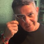 Alejandro Sanz Instagram – Los corazones creadores laten al ritmo del arte. Sumergidos en nuevos universos inexplorados, buscando la eterna y casi inalcanzable perfección musical. En este camino de crear un disco nuevo, todos los sentimientos conocidos se adueñan de mí. Y todo esto, sólo tiene un fin, y será para los que saben escuchar. Dadme tiempo, una cejilla y moveré todos vuestros silencios 🥷