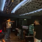 Alejandro Sanz Instagram – Los corazones creadores laten al ritmo del arte. Sumergidos en nuevos universos inexplorados,  buscando la eterna y casi inalcanzable perfección musical. En este camino de crear un disco nuevo, todos los sentimientos conocidos se adueñan de mí. Y todo esto, sólo tiene un fin, y será para los que saben escuchar. Dadme tiempo, una cejilla y moveré todos vuestros silencios 🥷