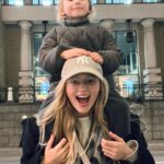 Aleksandra Bortich Instagram - Решила сюда тоже выложить подборку фильмов - делала пару недель назад в телеге) Давно хотела - и вот наконец дошли руки, дарю вам подборку идеальных фильмов для осеннего свидания дома. С парнем, девушкой, друзьями или родителями - тут вы точно сможете выбрать какой подойдет лучше. Не буду распыляться на описания - для этого есть интернет. Погнали. 1. Маленькая Мисс Счастье (Little Miss Sunshine) Для всей семьи, смешно, трогательно, возможно, придется немного поплакать. 2. Руби Спаркс (Ruby Sparks) Зои Казан написала для себя идеальную роль. Её партнер - мой любимый Пол Дано. Вы совершенно точно узнаете себя и своего партнера. 3. Зависнуть в Палм Спрингс (Palm Springs) На первый взгляд симпатичная немного треш комедия, но, поверьте - это намного больше. 4. Бойфренд из будущего (About time) Смотрела уже раза три или четыре - каждый раз сердца в клочья. Каждый. 5. 500 дней лета (500 days of summer) Ну, классика ромкомов, как я считаю. Музыка - разрыв 6. Скотт Пилигримм против всех (Scott Pilgrim vs. the World) Фильм комикс, аттракцион и жанровый жанр, но всё равно о любви! 7. Дружба и никакого секса (What if) Снова Зои Казан, в этот раз с Дэниэлом Рэдклифом. И даже Адам Драйвер в роли второго плана. Опять нам может показаться, что это обычный ромком, но обещаю - это не так) 8. Капитан Фантастик (Captain Fantastic) Ещё один более семейный вариант. Невероятный Вигго Мортинсен. Невероятный каст детей/подростков. Наслаждение от и до. Снова готовьте носовые платочки. 9. Жаркие летние ночи (Hot summer nights) Каникулы, первая любовь и много неожиданного экшена. 10. Королевство полной луны (Moonrise Kingdom) Уэс Андерсон - больше нечего добавить. Очень надеюсь, что вам понравится! Пишите как пройдёт ) P.S. Обратите насколько по-дурацки переведены некоторые названия - специально взяла постеры на английском. Приятного просмотра 🤍