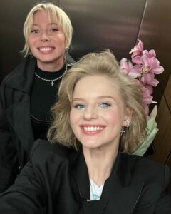 Aleksandra Bortich Instagram - этот пост - признание в любви Юле Коваль, просто так, без всякого повода, кроме моей бесконечной любви. Люблю просто до одурения ❤️