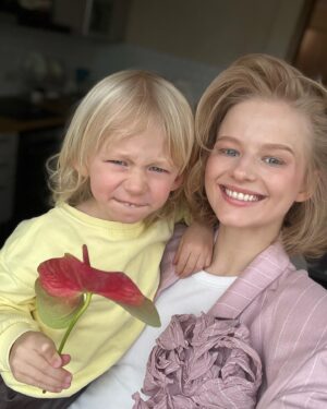 Aleksandra Bortich Instagram - дорогие лээээйдис! этими незамысловатыми фотками мы хотим поздравить вас и пожелать никого не слушать, быть собой - хулиганкой или принцессой - как вам самим хочется 🤍