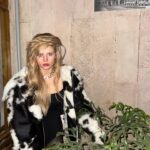 Aleksandra Bortich Instagram - выбралась на прогулку в подъезд. всегда так хожу, если что. последняя фотка - моя сделка с совестью, всё ради вашего одобрения и лайков. шубка @arligent.world 🤍