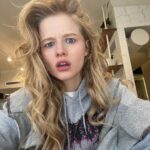 Aleksandra Bortich Instagram - Зацените что мне сегодня прилетело в директ. Ребят, ну, это вау. Продюсеры сериала Евгенич, как дела вообще у вас? Дублёр по мозгам никому не нужен? Просто браво 👏🏻