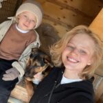Aleksandra Bortich Instagram – Ну что, ребята) всем привет! Рассказываю наконец – ездили с Саньком в @pechatniki.pets на выходных. Им спасибо большое за гостеприимство. Давно я хотела сделать такую вылазку сама и с Саньком тоже. Отвезли корм сухой и влажный, ошейники и капельки от клещей для хвостиков. Но самое главное – провели время с собаками, погуляли, поиграли. 
Не все знают, но приютам с животными даже больше чем материальная помощь – требуется  помощь в виде вашего времени и внимания. Количество собак и волонтеров, конечно, несоизмеримо друг другу, поэтому часто собаки не гуляют каждый день :(
Мы за несколько часов в приюте – ехали домой выжатые, без задник ног. Волонтеры – настоящие герои!🤍
Добрые дела делать просто и приятно, давайте делать это вместе!