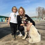 Aleksandra Bortich Instagram – Ну что, ребята) всем привет! Рассказываю наконец – ездили с Саньком в @pechatniki.pets на выходных. Им спасибо большое за гостеприимство. Давно я хотела сделать такую вылазку сама и с Саньком тоже. Отвезли корм сухой и влажный, ошейники и капельки от клещей для хвостиков. Но самое главное – провели время с собаками, погуляли, поиграли. 
Не все знают, но приютам с животными даже больше чем материальная помощь – требуется  помощь в виде вашего времени и внимания. Количество собак и волонтеров, конечно, несоизмеримо друг другу, поэтому часто собаки не гуляют каждый день :(
Мы за несколько часов в приюте – ехали домой выжатые, без задник ног. Волонтеры – настоящие герои!🤍
Добрые дела делать просто и приятно, давайте делать это вместе!