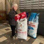 Aleksandra Bortich Instagram – Ну что, ребята) всем привет! Рассказываю наконец – ездили с Саньком в @pechatniki.pets на выходных. Им спасибо большое за гостеприимство. Давно я хотела сделать такую вылазку сама и с Саньком тоже. Отвезли корм сухой и влажный, ошейники и капельки от клещей для хвостиков. Но самое главное – провели время с собаками, погуляли, поиграли. 
Не все знают, но приютам с животными даже больше чем материальная помощь – требуется  помощь в виде вашего времени и внимания. Количество собак и волонтеров, конечно, несоизмеримо друг другу, поэтому часто собаки не гуляют каждый день :(
Мы за несколько часов в приюте – ехали домой выжатые, без задник ног. Волонтеры – настоящие герои!🤍
Добрые дела делать просто и приятно, давайте делать это вместе!