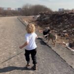 Aleksandra Bortich Instagram – Ну что, ребята) всем привет! Рассказываю наконец – ездили с Саньком в @pechatniki.pets на выходных. Им спасибо большое за гостеприимство. Давно я хотела сделать такую вылазку сама и с Саньком тоже. Отвезли корм сухой и влажный, ошейники и капельки от клещей для хвостиков. Но самое главное – провели время с собаками, погуляли, поиграли. 
Не все знают, но приютам с животными даже больше чем материальная помощь – требуется  помощь в виде вашего времени и внимания. Количество собак и волонтеров, конечно, несоизмеримо друг другу, поэтому часто собаки не гуляют каждый день :(
Мы за несколько часов в приюте – ехали домой выжатые, без задник ног. Волонтеры – настоящие герои!🤍
Добрые дела делать просто и приятно, давайте делать это вместе!