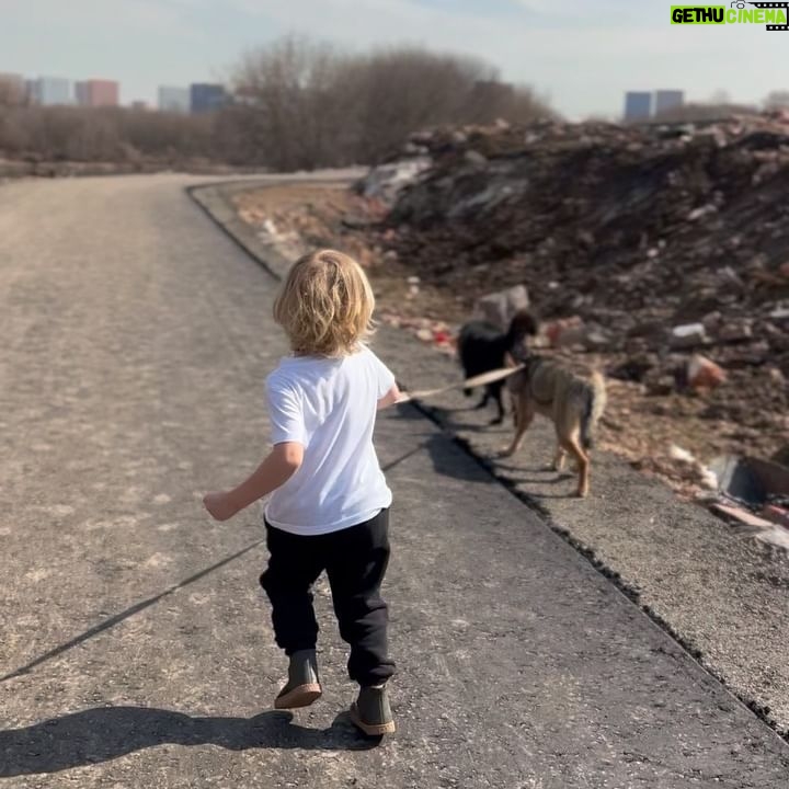 Aleksandra Bortich Instagram - Ну что, ребята) всем привет! Рассказываю наконец - ездили с Саньком в @pechatniki.pets на выходных. Им спасибо большое за гостеприимство. Давно я хотела сделать такую вылазку сама и с Саньком тоже. Отвезли корм сухой и влажный, ошейники и капельки от клещей для хвостиков. Но самое главное - провели время с собаками, погуляли, поиграли. Не все знают, но приютам с животными даже больше чем материальная помощь - требуется помощь в виде вашего времени и внимания. Количество собак и волонтеров, конечно, несоизмеримо друг другу, поэтому часто собаки не гуляют каждый день :( Мы за несколько часов в приюте - ехали домой выжатые, без задник ног. Волонтеры - настоящие герои!🤍 Добрые дела делать просто и приятно, давайте делать это вместе!
