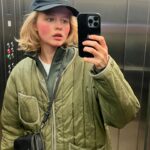 Aleksandra Bortich Instagram – Ребята, привет. 
Знаю, что дни непростые сейчас. Может, кому-то и правда покажется полезным – я сделала список фильмов, которые вы можете включить одни или всей семьей, и, возможно, у вас получится отвлечься от дурных мыслей хотя бы ненадолго.
Все они мультипликационные. 

Начнём с классики. Миядзаки. Трудно представить, но, оказывается, есть ещё люди, которые умудрились не посмотреть ни одной его работы) Я решила не практиковаться в изворотливости и просто выбрала три своих на сегодняшней момент любимых для этого списка. Вы можете включать что угодно из Миядзаки – всегда работает! 

◻️Ведьмина служба доставки 
◻️Ходячий замок 
◻️Унесенные призраками (конечно же)

Дальше открытие моих последних лет – режиссер Том Мур. Его, кстати, называют ирландским Миядзаки. Совершенное волшебство, а какая музыка! 

◻️Песнь моря
◻️Легенда о волках 

Ещё я решила добавить аниме (к которому, кстати, Мур тоже приложил руку, указано как «концептуальный дизайн», но все же)  называется 

◻️Красавица и дракон

Немного наивное, возможно, но меня тронуло. Красиво очень! 

Дальше у нас анимационные (если вообще можно их так назвать) шедевры Уэса Андерсона. Сплошное наслаждение, завидую всем, кто будет смотреть впервые! 

◻️Остров собак 
◻️Великолепный мистер Фокс 

Следом чудо сериал

◻️По ту сторону изгороди

Но вы сможете посмотреть серии подряд и получится как один большой фильм. 

И просто два мультфильма, которые очень мне нравятся. 

◻️Хранители снов
◻️Клаус

Надеюсь, вам пригодится хотя бы немного 🤍
Обнимаю.