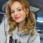 Aleksandra Bortich Instagram - Тут на фото остатки той самой героини Кати, только я уже в своей одежде (современной). Вот сейчас выбирала фотки - И такую волну поймала нежности и теплоты к художникам по гриму/костюму в проектах, где снимаюсь сейчас. И ко всем командам их. И к режиссерам 🤍 И вообще. После ночи всегда наступает рассвет, как говорится))