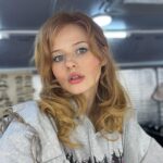 Aleksandra Bortich Instagram - Тут на фото остатки той самой героини Кати, только я уже в своей одежде (современной). Вот сейчас выбирала фотки - И такую волну поймала нежности и теплоты к художникам по гриму/костюму в проектах, где снимаюсь сейчас. И ко всем командам их. И к режиссерам 🤍 И вообще. После ночи всегда наступает рассвет, как говорится))