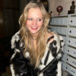 Aleksandra Bortich Instagram - Так, ну, что ж. За последнее время волна ненависти довольно сильно увеличилась, поэтому, пожалуй, я бы хотела высказаться на такую больную для всех комментаторов тему. Да, у меня нет проф. образования. Так сложилось. Я не поступила в театральный два раза. Я не горжусь этим и не выпячиваю. Но я никогда и не назвала себя гениальной актрисой. Практически с самого своего первого фильма я вызываю в людях очень много раздражения и злости. Я искренне не знаю с чем это связано. Я никогда не вела свой инстаграм «как надо», никогда не пыталась попасть в актуальный запрос или что-то подобное. Никогда не выкладывала миллион постов и сторис с каждой площадки каждого проекта, чтобы все видели и знали какая я Актриса Актрисовна. Я всегда просто была собой. Возможно, это и бесит людей. Я не знаю. Есть ли у меня проекты, за которые мне стыдно? Да. Хотела бы я сделать иначе? Думаю, нет. Актерская профессия невероятно зависима, и как актер будет выглядеть на экране - зависит от работы огромного количества людей, на которых актер повлиять не в силах. Это опыт. И благодаря ему сегодня, например, я гораздо избирательные, чем даже несколько лет назад. Плюс - я никогда не позволю себе обсуждать свое отношение к этим проектам в публичном поле. Никогда. То же самое про коллег. Это просто непозволительно. Никогда не делала таких заявлений, но это уже становится просто смешно, так что время настало, видимо) ни одна моя роль или работа не досталась мне по блату, или, прости господи, через постель. А если уж так хочется приплести мои отношения к моей карьере - для начала сопоставьте даты. Относиться к игре каждого актера можно по-разному. Это дело вкуса. Но если вы, досмотрев Фишера до конца, считаете, что это плохо - значит, я херовая актриса :)