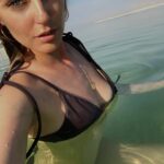 Aleksandra Saveleva Instagram – Для меня это настоящее место силы. Но, обо всем по порядку)
История знакомства с этим удивительным местом началась в 2009 году, когда мы с родителями приехали в небольшое путешествие по Израилю. Сначала заехали к семье Кирилла познакомиться и потом поехали в Эйлат и на Мертвое море. 
После того, что мне жутко не понравилось в Эйлате( оказалось просто не моё) я задумалась, а понравится ли мне соляное нечто, что предстоит увидеть и куда погрузиться)..

И вот… мы по серпантину спускаемся к морю- оно находится на 400м ниже уровня мирового океана.. и перед нами открывается поистине волшебный вид- невероятного цвета вода как-будто утопает в снегах… я приклеилась к окну и не могла сказать ни слова… мы остановились около отеля, а мне уже не терпелось подойти поближе к НЕМУ. Надо заметить, что воздух здесь тоже особенный, я не могу описать его, но это смесь соли, пряностей, свежести и какой-то сладости… самое главное ощущение которое я сразу поймала- энергетику абсолютного спокойствия. Думала мне кажется, просто устала с дороги, но… это ощущение в последствии «накрывало» каждый раз когда я приезжала. 
Не смотря на то, что на мертвом море было обильное количество милых людей преклонного возраста- я узнала от работников спа, что не нужно ждать пенсионного возраста и чем раньше ты начнёшь приезжать на море – принимать процедуры , тем здоровее будешь( ведь и правда после хотя бы недели ванн мертвого моря и спа процедур иммунитет крепчает, кожа становится просто божественной, а психика чудом успокаивается). 

С тех пор посещение мертвого моря стало нашей с Кириллом семейной традицией, каждый год дважды мы старались выкраивать из нашего невероятно плотного графика( ох, сколько было гастролей и съемок у гр.Фабрика и плюс ещё мои личные съёмки , и какое количество ролей было переиграно у мужа в кино и театре..график не для слабонервных😎) хотя бы две недели, чтоб приехать в Израиль навестить семью Кирилла и обязательно заехать оздоровиться на мертвое море.
Через пол года , когда появился Леон- мы привезли его в наше место силы подкрепить иммунитет, подышать этим воздухом и понежиться на солнышке😌

Продолжение в карусели, листай👉🏻

Были на Мертвом Море? Хотите поехать?