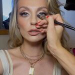 Aleksandra Saveleva Instagram – ВНУТРЕННЯЯ ОПОРА

Раньше все говорили об уверенности в себе и как ее обрести. Вот это «полюби себя и тебя полюбят другие»- мантра популярной психологии. И все как подорванные побежали любить себя и делать тонну упражнений, для того чтоб этой самой любви достичь. При чем чужой любви.. 

Хорошо, что мир движется и сейчас уже гораздо плотнее люди начинают знакомиться с «правильной» психологией. Начинают думать своей головой, анализировать, искать действенные методики по избавлению от стресса и обретения ( для начала) внутренней опоры а потом уже и отношений. 

Внутренняя опора – это набор качеств которые помогают чувствовать себя стабильно вне зависимости от ситуаций, не обрушатся при стрессе, ощущать себя в безопасности. Это устойчивая самооценка( а не высокая. Высокая это не норма, так же как и низкая), осознавание себя как личности, умение слышать себя, поддерживать себя. 
Короче говоря- внутренняя опора это мощные «сваи», которые не дают вашей кукухе улететь😂

Вне зависимости какие конструкции были выстроены родителями( кому-то больше повезло здесь, имея понимающих, поддерживающих и стабильных родителей, кому-то меньше, имея неуверенных или ,например, тревожных родителей). Сейчас это можно легко нарабатывать при помощи осознаний, умений понять себя как личность, принятия на себя ответственности за свою жизнь…

Но, как же взрастить в себе эту опору? 
 
Читай в следующем посте 

MUaH @_tatyana.beauty_