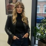 Aleksandra Saveleva Instagram - Зачем довольствоваться малым, если можно получить лучшее. А ведь и правда мы ежедневно совершаем маленькие выборы. А что если в моменте обращать внимание на то ЧТО ты выбираешь. А что если в моменте не поддаваться своей внутренней тревоге, которая застилает ум, и не дать сделать другому выбор, который должен оставаться за вами? Маленький тест: Например- вы приезжаете в отель,заходите в комнату и вам она не нравится. Ваши действия? Пойдете менять? Или согласитесь с тем что вам дали, типо да и так сойдет)