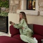 Aleksandra Saveleva Instagram - КТО УМЕЕТ ОТДЫХАТЬ? Еще 2 года назад я не умела отдыхать от слова совсем. Доходило до того, что в отпуске лёжа на лежаке под солнцем я крутилась как уж на сковороде. Настолько сильная была суета внутри🙈 Хотя спешить не надо было никуда. И вот оглядываясь сегодня на свои прошлые отпуска, я думаю- «как было хорошо, можно было отдохнуть, жить реально беззаботной жизнью, а ты либо куда-то бежала либо изводила себя мыслями( привет внутренний критик). Когда я довела себя до выгорания, мне пришлось сначала принять тот факт, что я совсем не умею отдыхать. И вот это ощущение, что я чего-то не успею доделать, что-то пройдёт мимо меня, без меня там не справятся и еще куча достаточно часто встречающихся аргументаций меня просто изводили.. понять, то поняла, признала, а вот принять и попробовать изменить взяло в разы больше времени. Спойлер : я научилась таки отдыхать😆 Как? КАК? Спросите вы? Я просто начала! это делать постепенно приучая свой мозг к факту отдыха. По-началу непросто было справиться с тревогой ничегонеделания- даже заставить себя посмотреть кусочек сериала не отвлекаясь на телефон, на уборку или какие-то другие срочные дела. Просто посидеть и посмотреть! Я училась ПРОСТО лежать в кровати, не читать книгу, не залипать в телефоне, а именно лежать. Сначала 10 минут - лежала и обращала внимание как части тела касаются кровати, комфортно ли, почти медитация получалась. Постепенно. Увеличивала время любого отдыха. Приходя в гости, я нарочно оставляла телефон в сумке, чтоб насладиться общением здесь и сейчас и заставляла себя расслабляться.( сначала было тоже некомфортно) И через какое-то время я научилась не смешивать 100 дел одновременно, погружаться в процесс отдыха без чувства вины, кайфовать в моменте… Ps Конечно в каждом индивидуальном случае по-разному. Потому-что часто лучший отдых- это смена деятельности. Например если человек занимается физ трудом, то лучше выспаться и полежать, если умственным, то спорт или активная прогулка поможет развеяться. Тут нужно пробовать что подойдет именно вам. (У меня нагрузка и эмоц, и физ, и умственная, поэтому приходится учиться разному отдыху) Расскажите как вы отдыхаете? Получается?