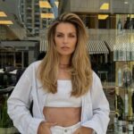 Aleksandra Saveleva Instagram – Я СЛИШКОМ ТЕМПЕРАМЕНТНАЯ!

Кэп очевидность говорит нам- все люди разные и каждый реагирует на все по-своему) Замечали, как на одно и то же событие люди реагируют с разной скоростью, с разными эмоциями – кто-то замирает, кто-то замыкается в себе, другие сразу выдают порцию агрессии  или наоборот спокойствия. Темперамент- одна из важных частей пазла под названием личность. 
Ещё очень важная ремарка – темперамент НЕ равно характер. 

Впервые темперамент охарактеризовали Гиппократ и вслед заменим Гален. Для них темпераментом называлось превалирования  в организме одного из элементов:

-превалирование желтой желчи, человек импульсивен ,горяч- это холерик -превалирование лимфы-человек спокоен и медлителен -флегматик 
-превалирование крови- человек подвижен и весел- сангвиник
 -превалирование черной желчи- человек грустен и боязлив- меланхолик

Переломным фактором в истории естественного  научного исследования темпераментов стала парадигма академика И.П. Павлова о типах нервной системы. Павлов показал, что в качестве базы высшей нервной деятельности выступают 3 компонента: сила( индивид сохраняет высокий уровень работоспособности и при длительном напряженном труде, быстро восстанавливается, не реагирует на слабые раздражители), уравновешенность ( индивид остается спокойным в возбуждающей обстановке , легко подавляет свои неадекватные желания), подвижность( индивид быстро реагирует на изменение ситуации, легко приобретает новые навыки). Сочетание этих компонентов по Павлову , позволяет объяснить классические темпераменты Гиппократа. 
Кратко:
-сангвиник имеет сильный, уравновешенный , подвижный тип нервной системы.
-холерик – сильный неуравновешенный
-флегматик – сильный уравновешенный, инертный.
-меланхолик- слабый инертный тип нервной системы.
Так же важно, что темперамент может выглядеть как микс из  нескольких, но превалирование одного будет очевидно.

Вы знаете какой у вас темперамент? Расскажите!
 
Подробный рассказ о каждом темпераменте в сториз!