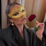 Aleksandra Saveleva Instagram - МОИ «ДРУГИЕ» ИТОГИ ГОДА Уже несколько лет подряд я не подвожу итоги года в стиле - сделала это и то, заработала столько -то, реализовала то и то. Нет, это конечно делать надо и всегда приятно отметить свои заслуги, но хочется поговорить о другой стороне…Очень важной для каждого человека. Сейчас самым важным считаю подвести «психологические итоги года». Это то, как я реагирую на разные ситуации, научилась ли не ругать себя за ошибки, а относиться с сочувствием. Могу ли наслаждаться промежуточными результатами. Для меня важно посмотреть как со всем этим было год назад и сравнить с тем что есть сейчас. Так же важный момент для меня- это самокритика. Как сильно или жестко я сама себя критикую, могу ли отнестись с пониманием к своим «недочетам», совершенным действиям, словам, поступкам. Особое внимание уделяю «выдерживанию» жизни, вдохновению к отношениям, творчеству, материнству. Проверяю, на сколько моя жизнь соответствовала моим ценностям, и даже если где-то произошло разделение- анализирую как лучше к этому вернуться или может пора поменять значимость ценности. И конечно ставлю себе цели на Новый год- над чем буду работать дальше.✊🏼 Расскажите о своём опыте подведения итогов года✨